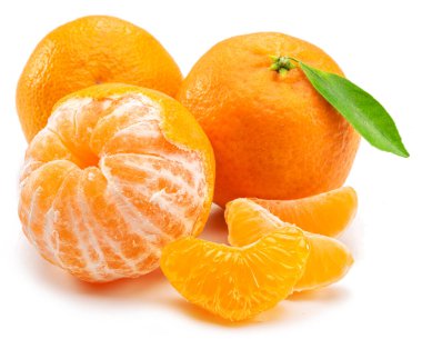 Beyaz arka planda yaprak ve mandalina dilimleri ile olgun mandalina meyveleri.
