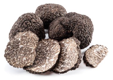 Siyah kış trüf mantarı ve beyaz arka planda mantar dilimleri. Yer mantarlarının en ünlüsü..