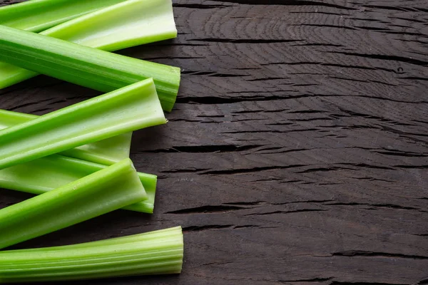 Beyaz zemin üzerinde izole edilmiş kereviz kaburga yığını.