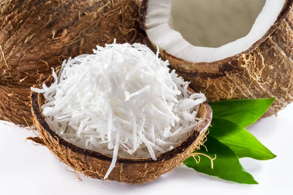 Frutas Coco Rachadas Com Polpa Branca Flocos Coco Desfiados Isolados — Fotografia de Stock