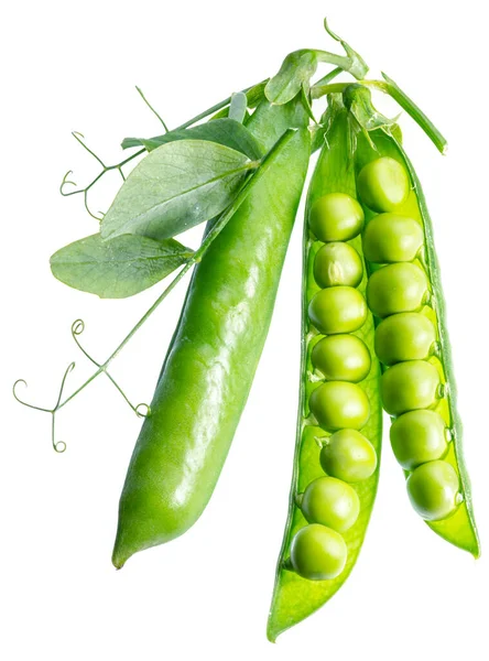 Beyaz arkaplanda izole edilmiş mükemmel yeşil bezelyeler.