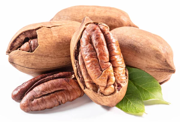 Shelled Cracked Pecan Nuts Leaves Close White Background — Stock Photo, Image