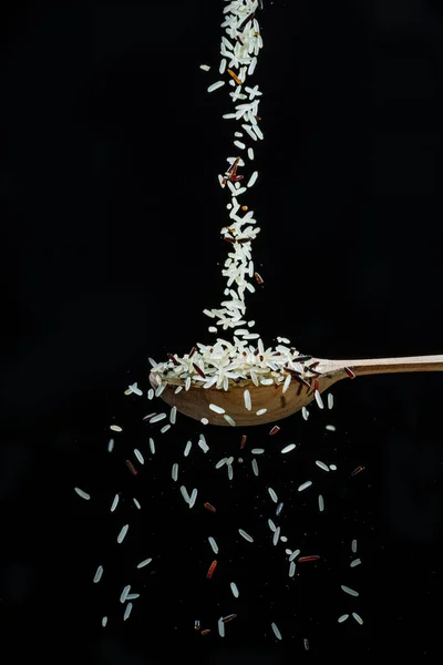 Grains Riz Blanc Tombant Dans Cuillère Fond Noir Nourriture Populaire — Photo