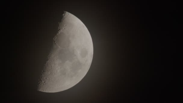 Ofullständig Moon Rör Sig Långsamt Genom Natthimlen — Stockvideo