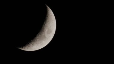 Tamamlanmamış Ay gece gökyüzünde yavaşça ilerliyor.