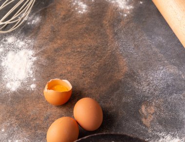 Hamur pişirme hazırlığı. Tahta, merdane ve un üst görünümü.