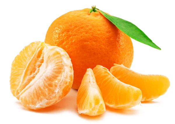 Mogna Mandarin Frukter Med Blad Och Mandarin Skivor Vit Bakgrund — Stockfoto