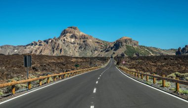 Teide Ulusal Parkı 'nda boş asfalt yol. Tenerife Adası.