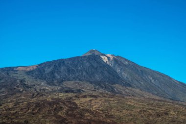 Teide Ulusal Parkı 'nın eşsiz manzarası ve Teide Volkan Tepesi manzarası. Tenerife Adası.