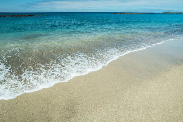 Αφρός Ωκεανού Που Καλύπτει Όμορφη Μεγάλη Αμμώδη Παραλία — Φωτογραφία Αρχείου