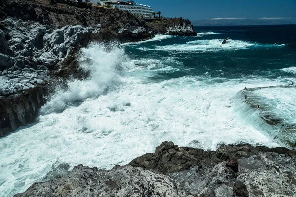 Непроглядний Пунктирний Скелястий Берег Дивовижною Блакитною Водою Острова Тенерифе — стокове фото