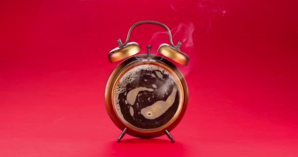 コンセプトビデオ 目覚まし時計のダイヤルに新しく醸造されたコーヒーがあり 蒸気が来ています 赤の背景 — ストック動画