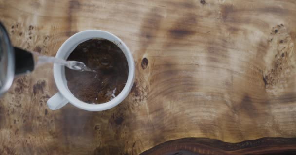 Wrzącą Wodę Wlewa Się Filiżanki Świeżo Zmieloną Naturalną Kawą Stojąc — Wideo stockowe