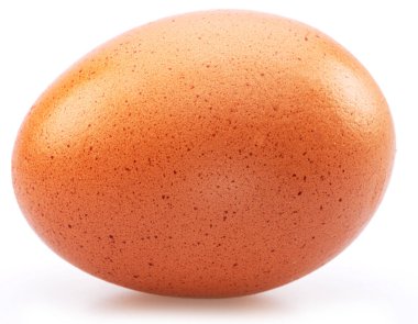 Beyaz arka planda izole edilmiş kahverengi tavuk yumurtası..