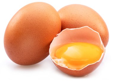 Kahverengi tavuk yumurtaları ve yumurta sarısı beyaz arka planda izole edilmiş..