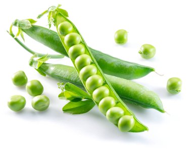 Beyaz arkaplanda izole edilmiş mükemmel yeşil bezelyeler.