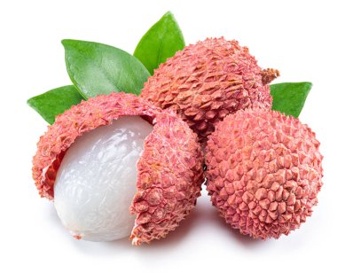 Tüm ve açık liçi meyvesi beyaz arka planda izole.