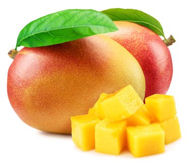 Yeşil yapraklı mango meyveleri ve beyaz arka planda izole edilmiş mango küpleri..