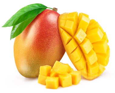Yeşil yapraklı mango meyveleri ve beyaz arka planda izole edilmiş kirpi tarzında kesilmiş mango..