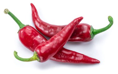 Beyaz arka planda izole edilmiş taze kırmızı biber..