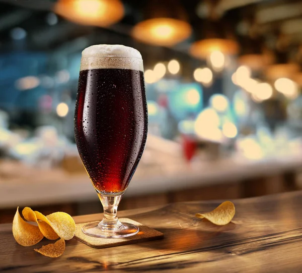 Gekoeld Glas Donker Bier Houten Tafel Wazig Pub Interieur Achtergrond — Stockfoto