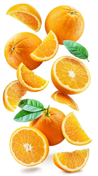 Naranjas Maduras Con Mitades Rodajas Con Hojas Naranjo Caen Azar —  Fotos de Stock