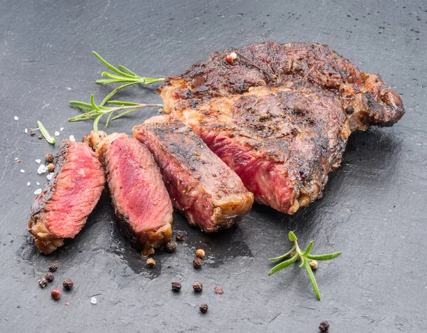 Grilovaný Středně Propečený Ribeye Steak Šedé Kamenné Desce — Stock fotografie