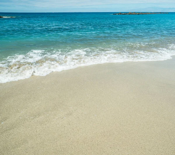 Oceano Schiuma Che Copre Bella Lunga Spiaggia Sabbia — Foto Stock