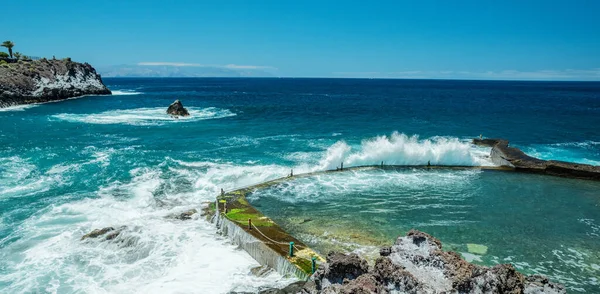 Rocky Tengerpart Nagy Hullám Törés Természetes Medence Tenerife Island — Stock Fotó