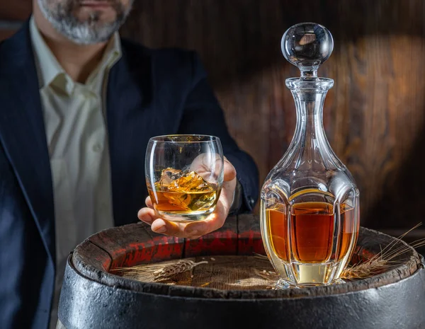 Degustación Whisky Hombre Sienta Frente Barril Con Decantador Vaso Whisky —  Fotos de Stock