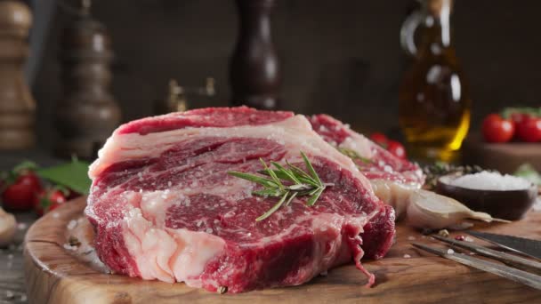 Dva Syrové Žebírkové Steaky Kořením Bylinkami Dřevěném Kuchyňském Stole Posypané — Stock video