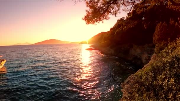 Akşamüstü Deniz Manzarasından Güzel Bir Kızın Eliyle Kafası Arasında Kayan — Stok video