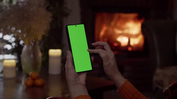 Visualizando Algo Rolando Tela Smartphone Tela Verde Com Marcas Mão — Vídeo de Stock