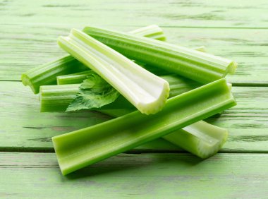 Beyaz zemin üzerinde izole edilmiş kereviz kaburga yığını.