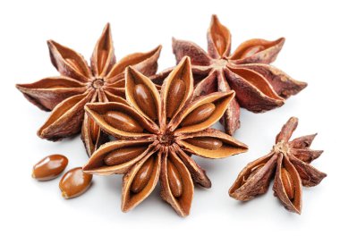 Anasonlu yıldız ve anasonlu baharat, yemek pişirmede kullanılıyor, beyaz arka planda izole edilmiş..