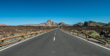 Teide Ulusal Parkı 'nda boş asfalt yol. Tenerife Adası.