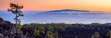 Teide Ulusal Parkı 'ndan La Gomera Adası' nın bulutların üzerindeki görüntüsü. Tenerife Adası.