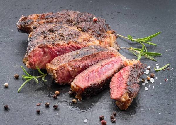 Grilovaný Středně Propečený Ribeye Steak Šedé Kamenné Desce — Stock fotografie