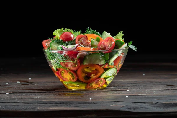 Ensalada Verduras Con Hojas Verdes Aceite Vidrio Está Mesa Madera —  Fotos de Stock