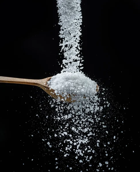 Cristales Sal Comestibles Cayendo Cuchara Madera Fondo Negro —  Fotos de Stock