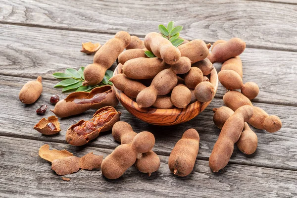 Fruta Tamarindo Madura Folhas Algumas Sementes Tamarindo Mesa Madeira — Fotografia de Stock