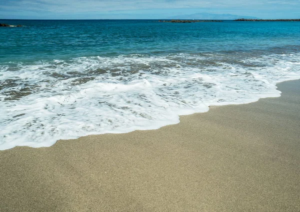 Oceano Schiuma Che Copre Bella Lunga Spiaggia Sabbia — Foto Stock