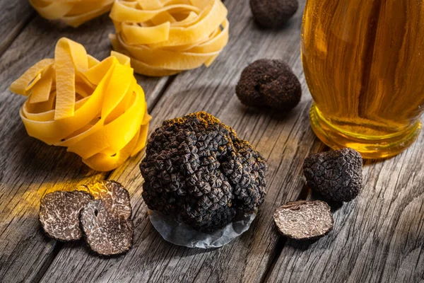 Trufa Negra Comestible Invierno Tagliatelle Albahaca Fresca Sobre Mesa Madera —  Fotos de Stock