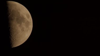 Tamamlanmamış Ay gece gökyüzünde yavaşça ilerliyor. 