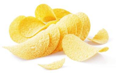 Beyaz arka plan üzerinde izole lezzetli patates cipsi.