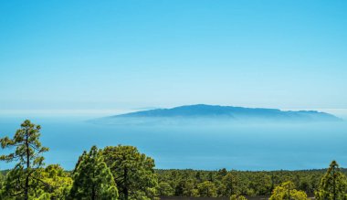 Teide Ulusal Parkı 'ndan La Gomera Adası' nın bulutların üzerindeki görüntüsü. Tenerife Adası.
