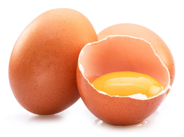 Καφέ Αυγά Κότας Και Κρόκος Αυγού Που Απομονώνονται Λευκό Φόντο — Φωτογραφία Αρχείου