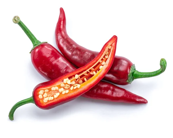 Verse Rode Chilipepers Doorsnede Van Spaanse Peper Met Zaden Geïsoleerd — Stockfoto