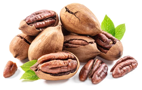 Nueces Pacana Descascaradas Agrietadas Con Hojas Primer Plano Sobre Fondo —  Fotos de Stock