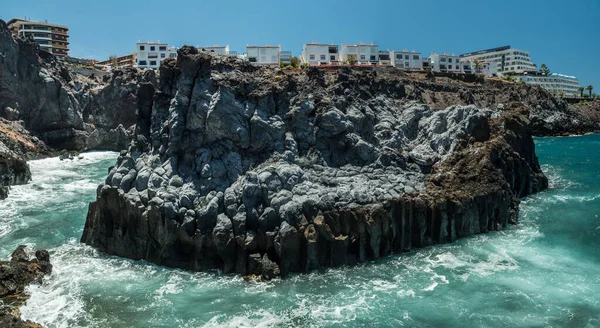 Costa Rocciosa Frastagliata Punteggiata Con Incredibile Acqua Azzurra Dell Isola — Foto Stock